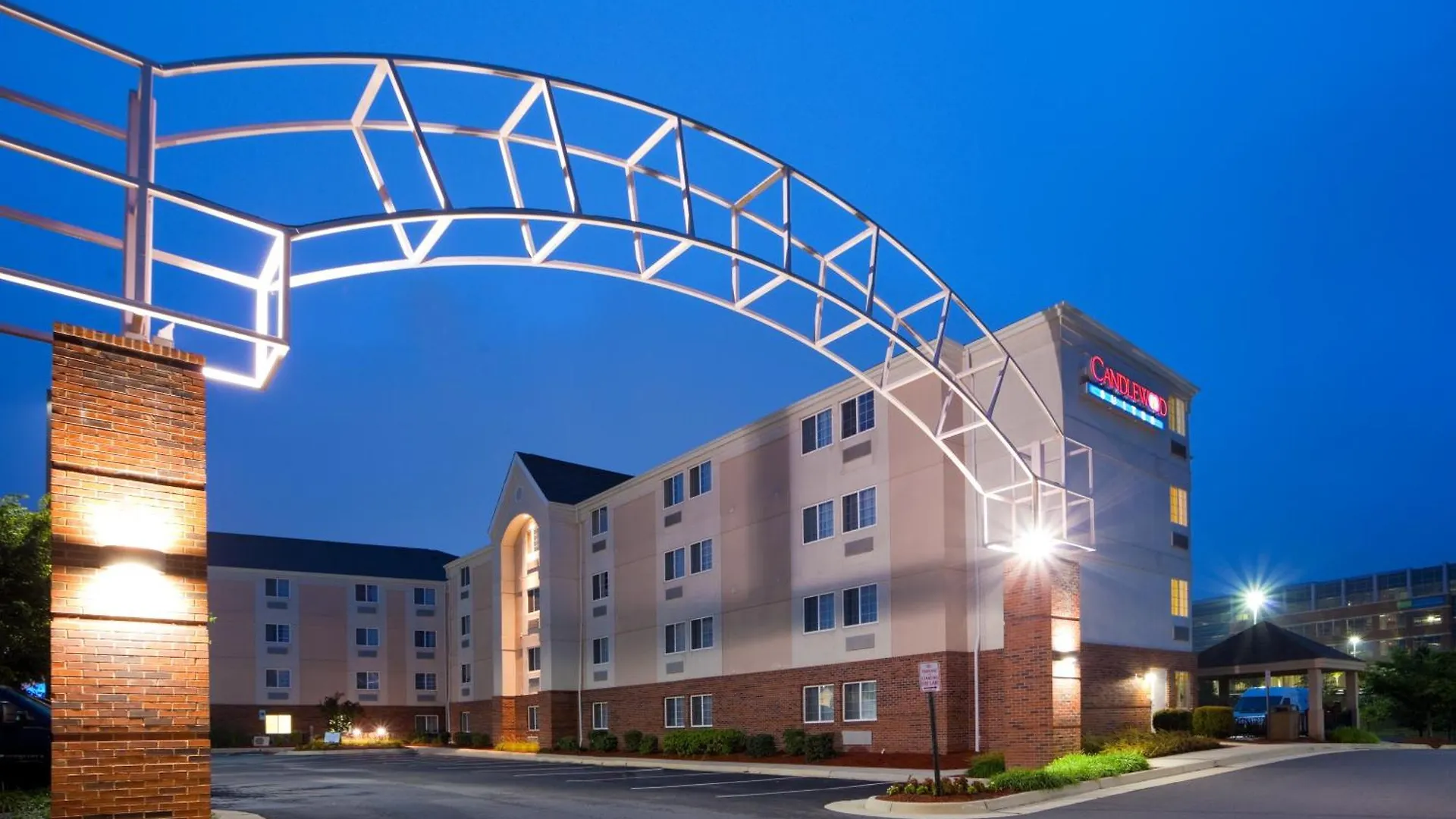 Where to Stay Near Elden Street Marketplace: 5 Airport Hotels
